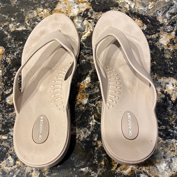 Womens Okabashi solid tan slip on sandals size 9 - Picture 1 of 5